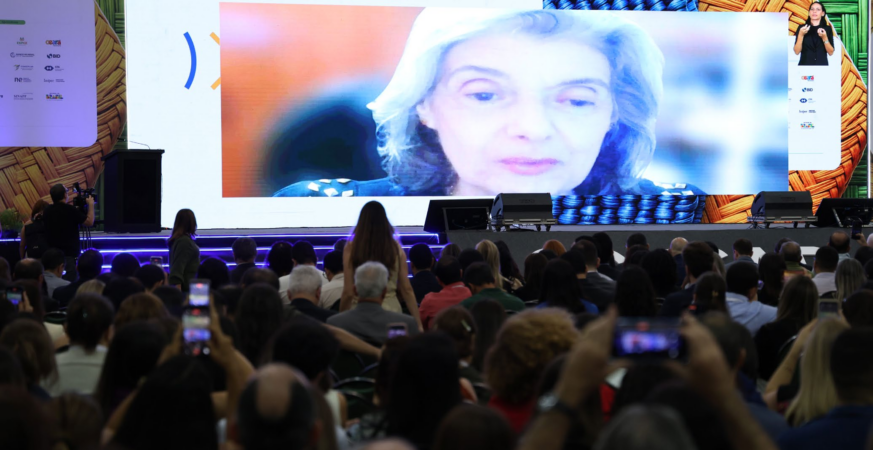 Ministra Cármen Lúcia em conferência no XV Congresso Consad