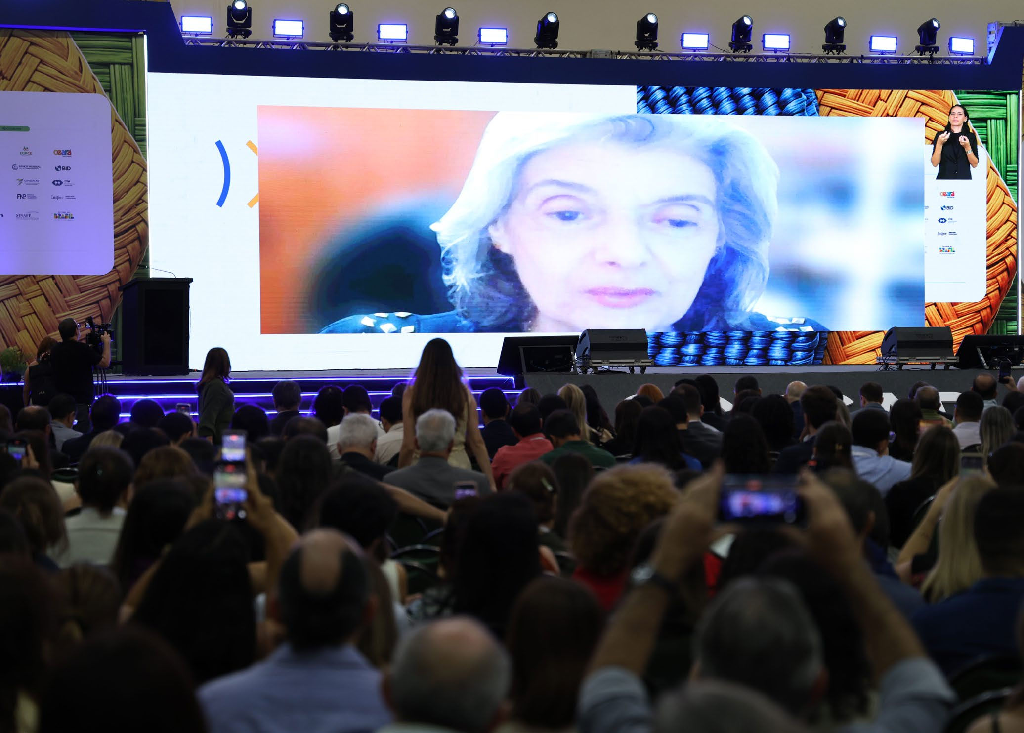 Ministra Cármen Lúcia em conferência no XV Congresso Consad