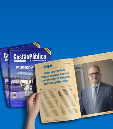 Mãos segurando a revista Gestão Pública & Desenvolvimento