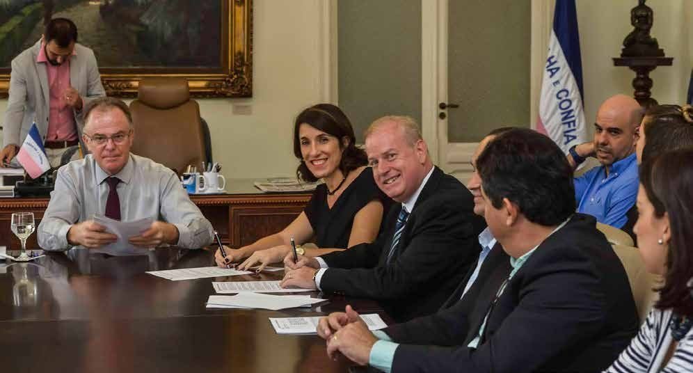 Reunião de conselho em torno de uma mesa