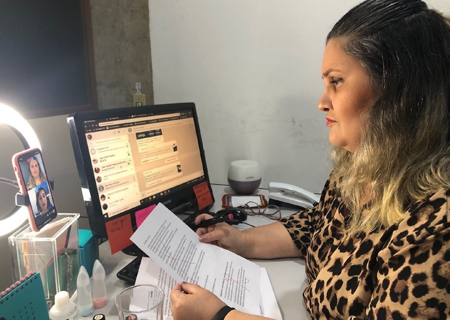Profissional revisando documentos na produção editorial