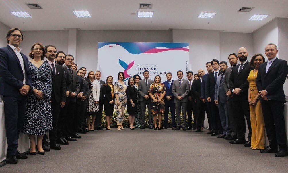 Representantes de instituições reunidos em encontro oficial