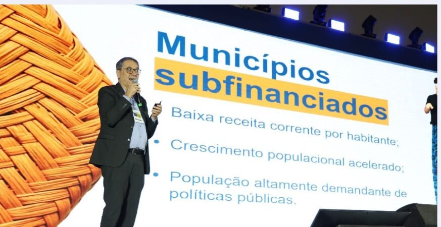 Gilberto Perre, secretário executivo da Frente Nacional de Prefeitos, palestra sobre municípios subfinanciados no XV Congresso Consad