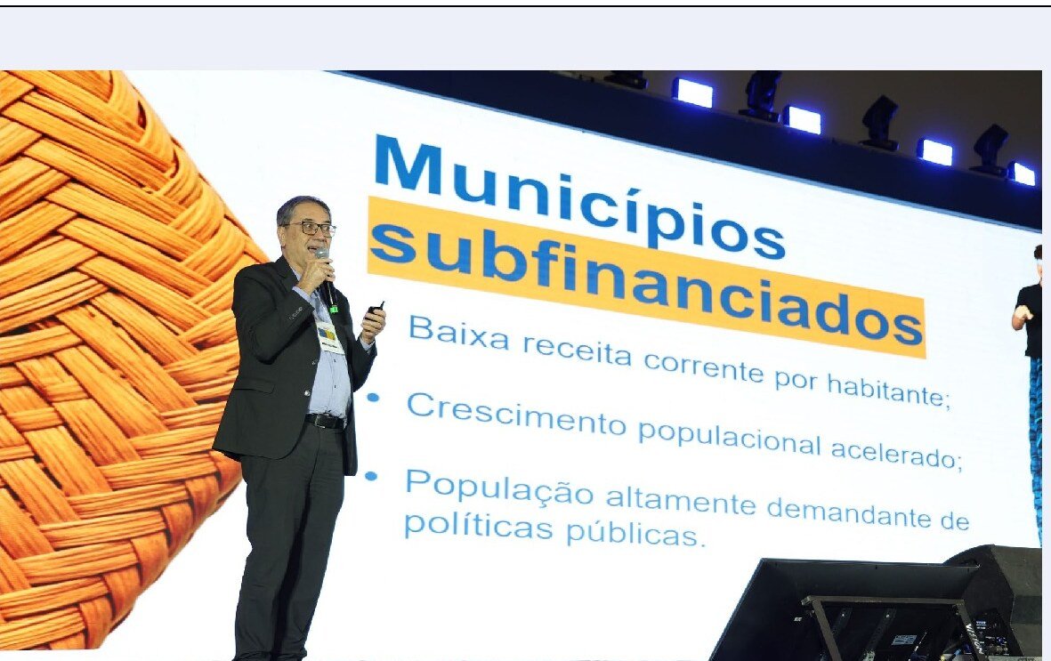 Gilberto Perre, secretário executivo da Frente Nacional de Prefeitos, palestra sobre municípios subfinanciados no XV Congresso Consad