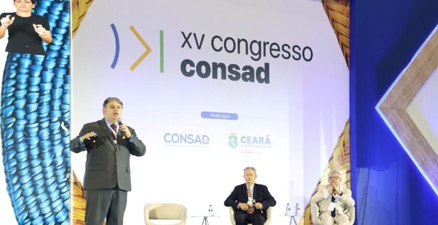 João Batista Barros da Silva Filho palestra sobre cooperação federativa no palco do XV Congresso Consad